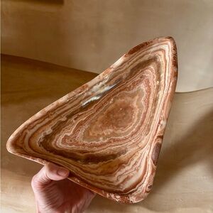 🌄 Banded Onyx / Calcite Triangle Bowl – Natural Stone Statement Piece 🌄